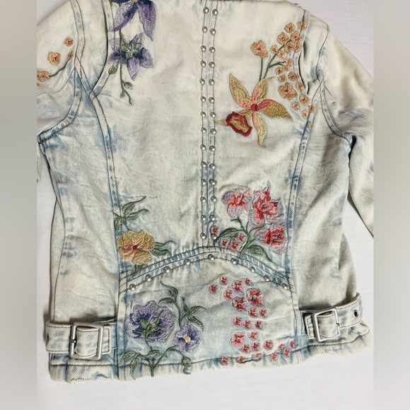 BLANK NYC WOMEN’S Unique Floral  Embroidered Jean Long Sleeve Jacket 
    SIZE M - Picture 9 of 16